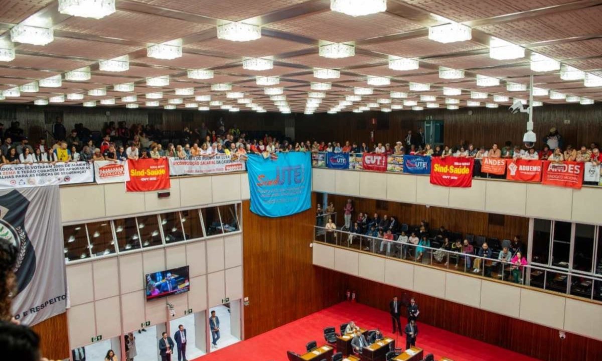 Servidores do estado acompanharam a sessão da Assembleia que votou emendas e o Projeto de Lei 2309/2024  -  (crédito: Luiz Santana/ALMG)