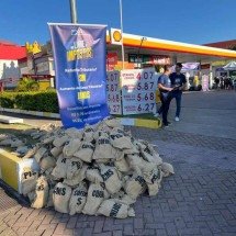 Fila quilométrica em posto de BH marca o Dia Livre de Imposto