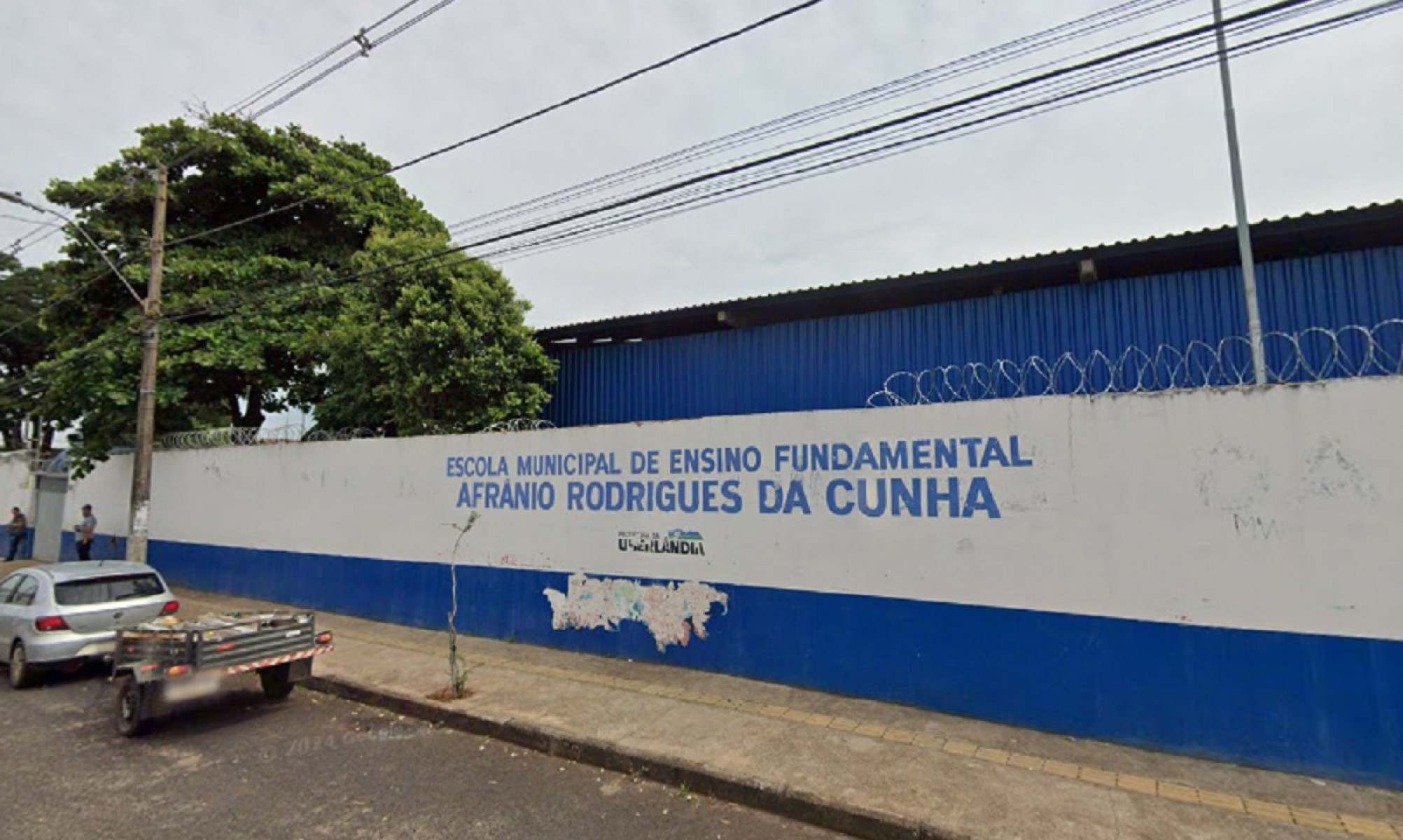 Aluno tenta esfaquear adolescente na porta de escola em MG
