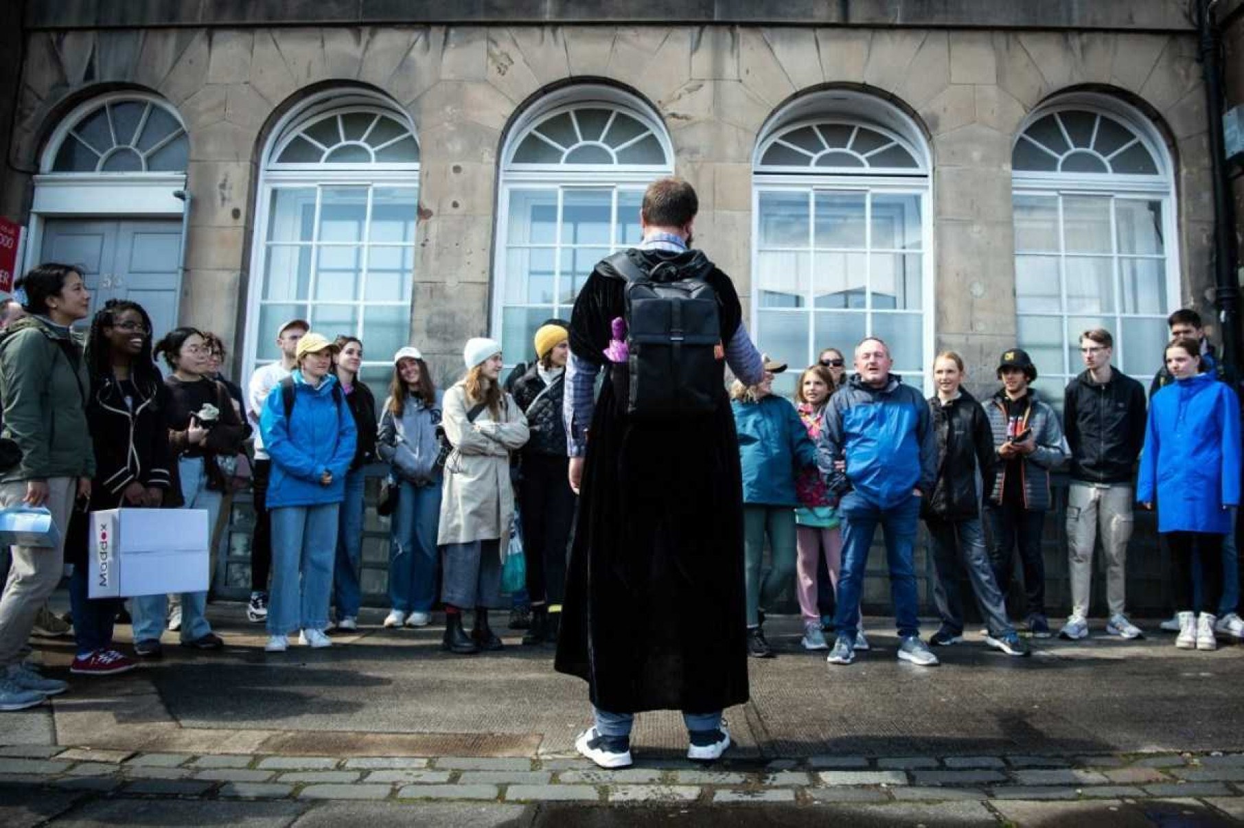 Colin Bramwell, da The Potter Trail, guia um passeio a pé de Harry Potter no centro de Edimburgo, na Escócia Colin Bramwell, da The Potter Trail, guia um passeio a pé de Harry Potter no centro de Edimburgo, na Escócia