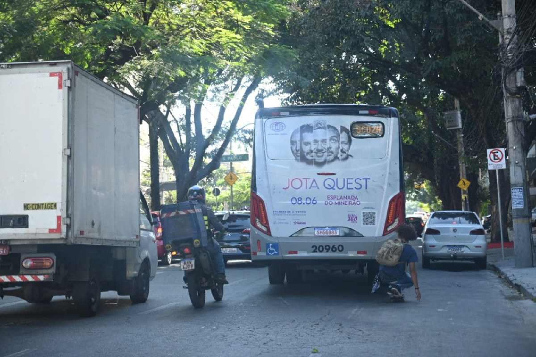 Vídeo flagra skatista pegando 'carona' em traseira de ônibus em BH