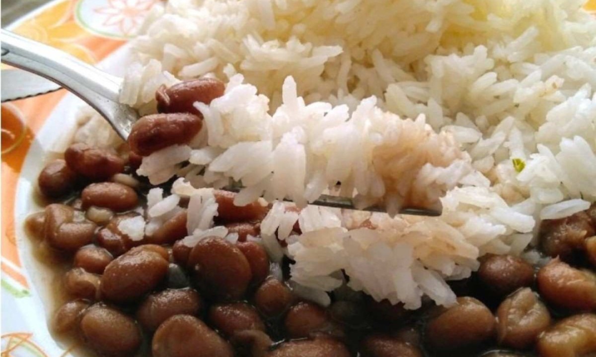 Para 8,19% dos brasileiros que votaram, colocar o feijão debaixo do arroz é considerado um crime gastronômico  -  (crédito: Reprodução)