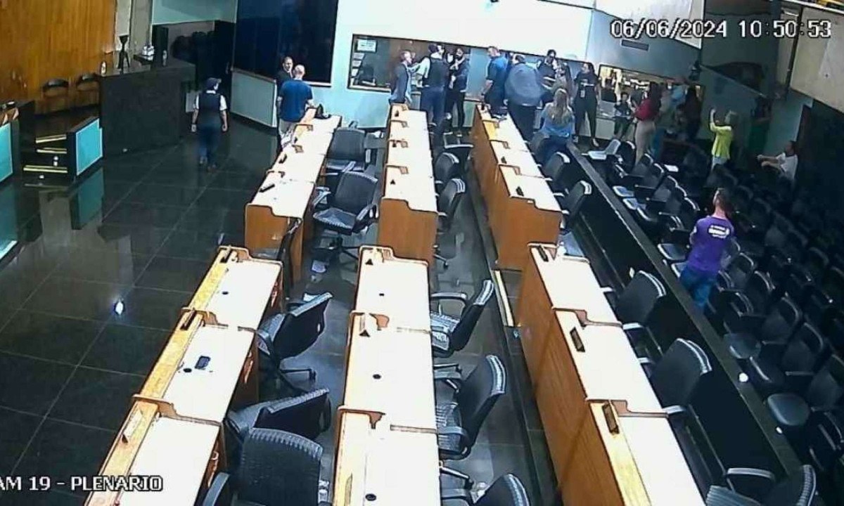 A situação aconteceu após assembleia da Câmara de Vereadores de Uberlândia -  (crédito: Reprodução / Circuito de segurança)