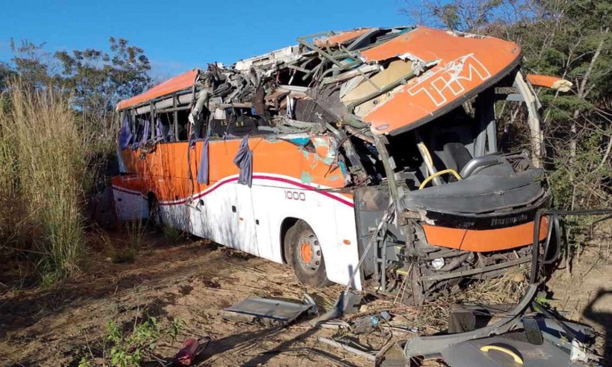 Acidente entre caminhonete e ônibus deixa um ferido no Norte de Minas