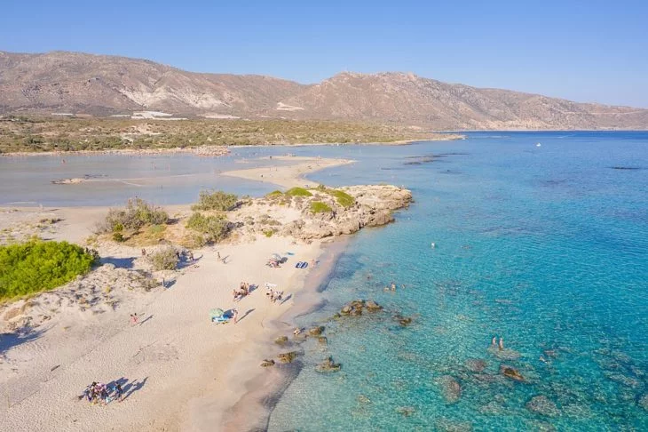 Destaques à parte, as praias de Creta são famosas por suas águas cristalinas e areias douradas. Algumas das mais populares da ilha são Elafonisi (foto), Balos, Falasarna e Vai. -  (crédito: wikimedia commons dronepicr)