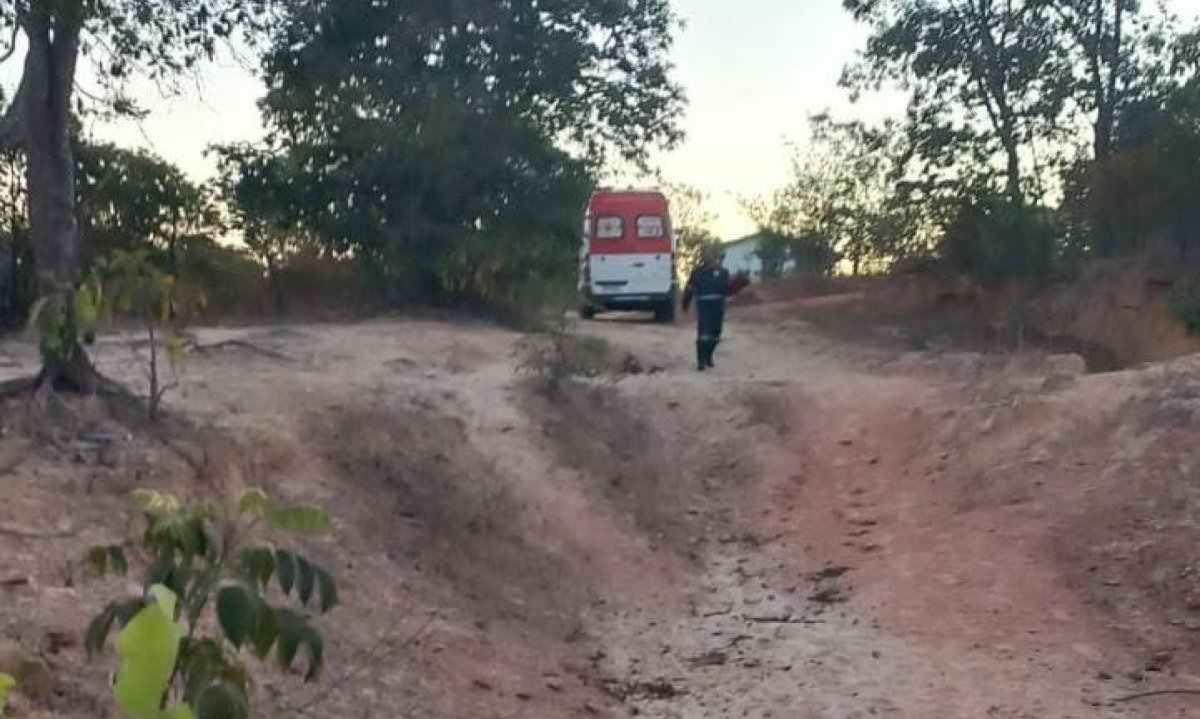 Local onde homem caiu em grota é de dificil acesso, na zona rural de Pintópolis -  (crédito: Samu/divulgação)