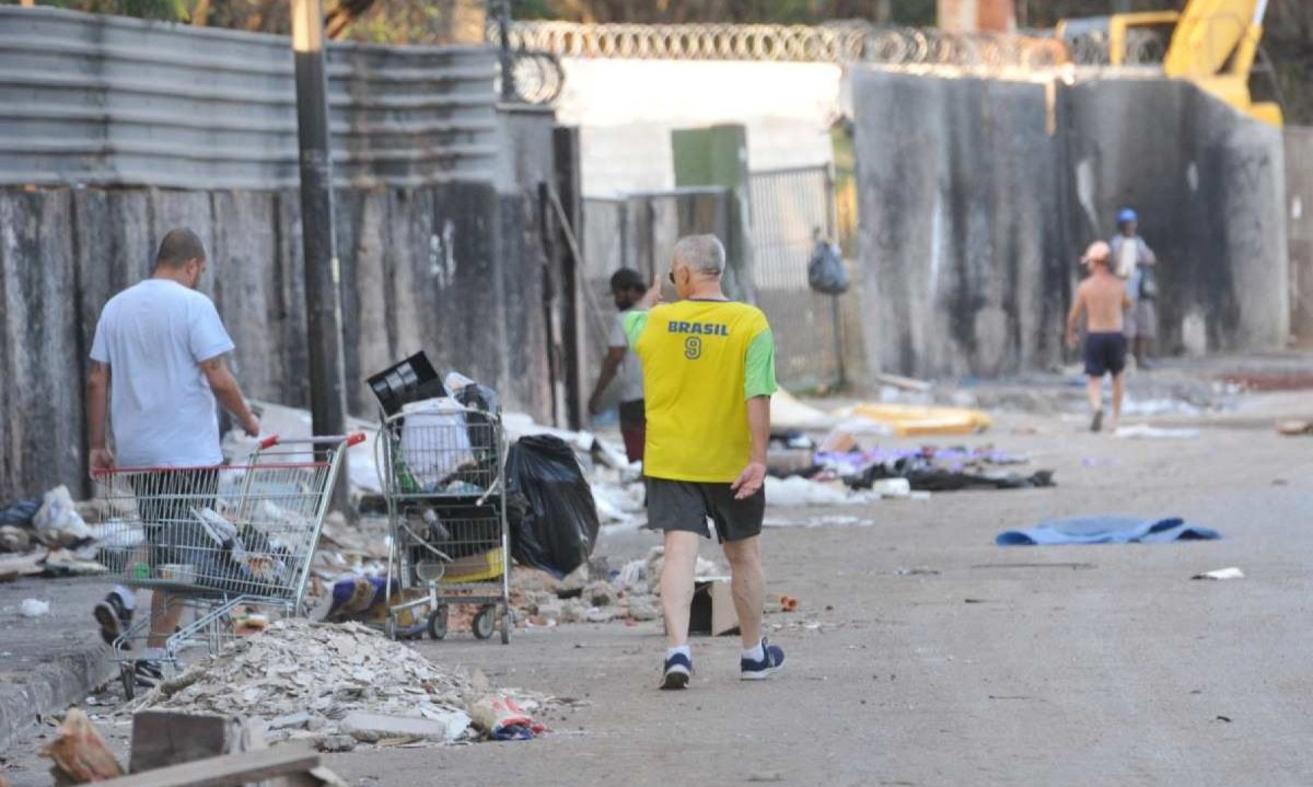 Lixo espalhado na Avenida dos Andradas, em BH, é o retrato do desrespeito ao meio ambiente -  (crédito: Gladyston Rodrigues/EM/D.A Press)