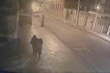 Vídeo mostra homem atacando mulher no Centro de Juiz de Fora