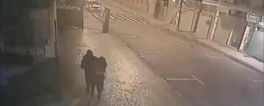 Vídeo mostra momento em que homem ataca mulher em Juiz de Fora