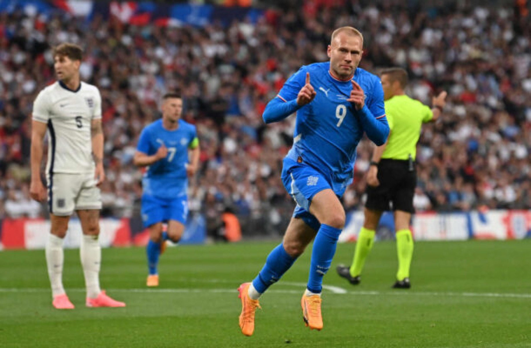 Inglaterra joga mal e perde para Islândia em Wembley