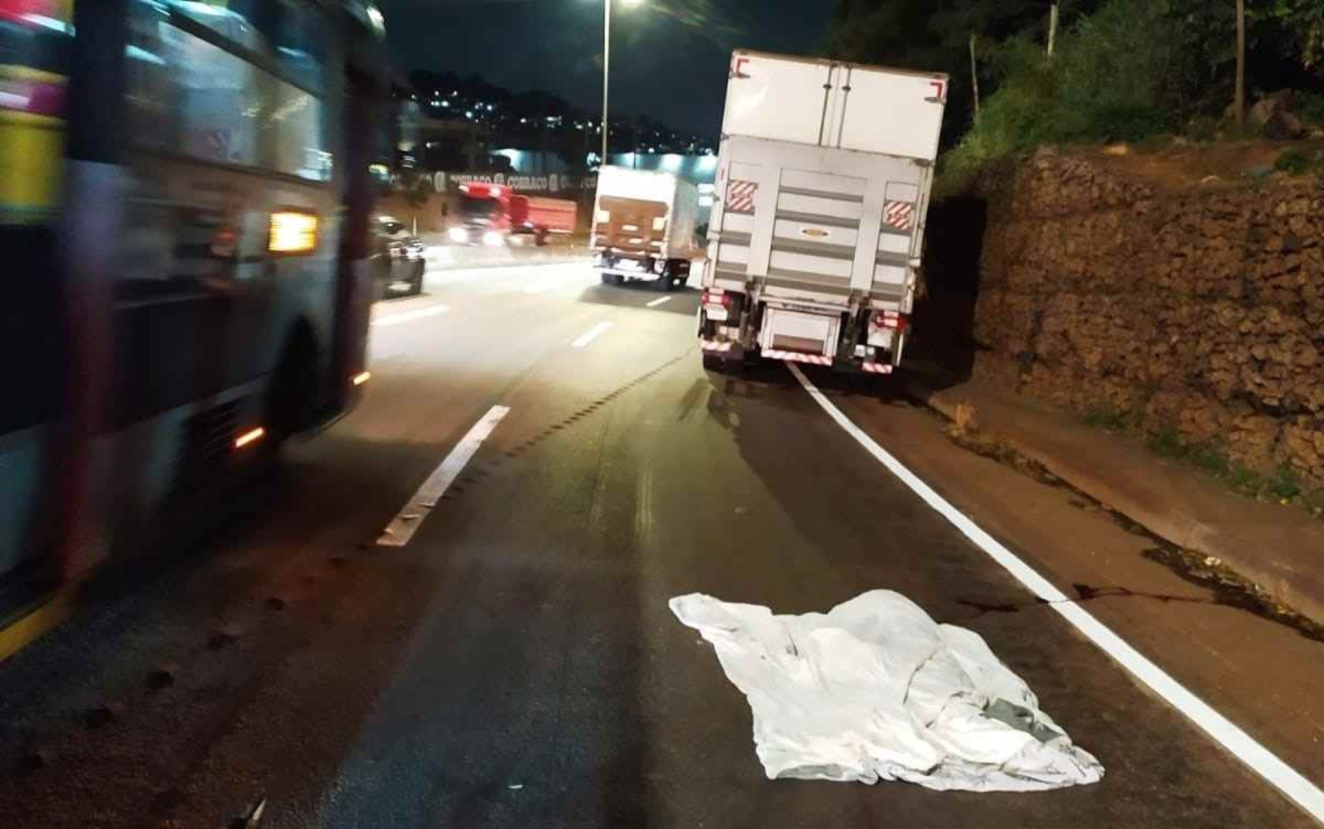 Homem morre ao ser atropelado por caminhão no Anel Rodoviário