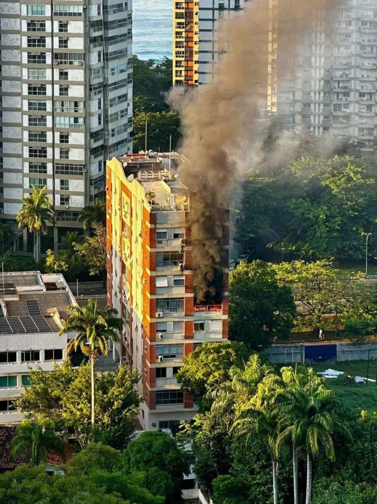 Incêndio atinge prédio em São Conrado, no Rio