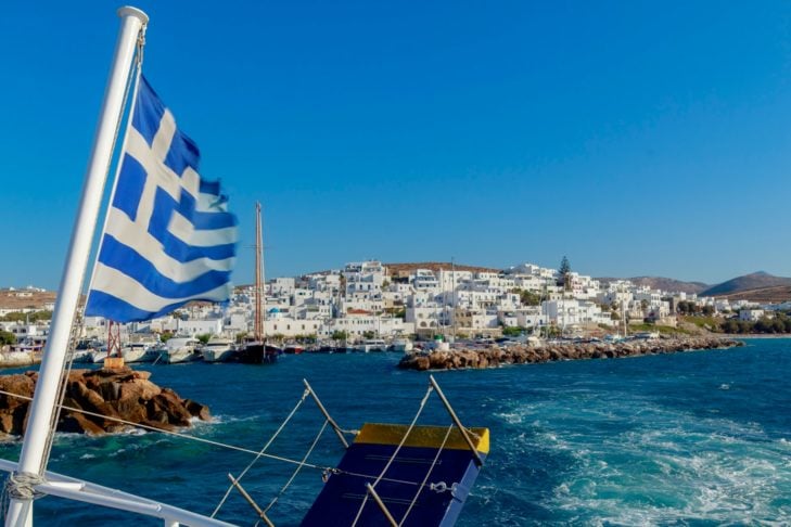 Além de Santorini, outra ilha na Grécia vira novo fenômeno turístico
