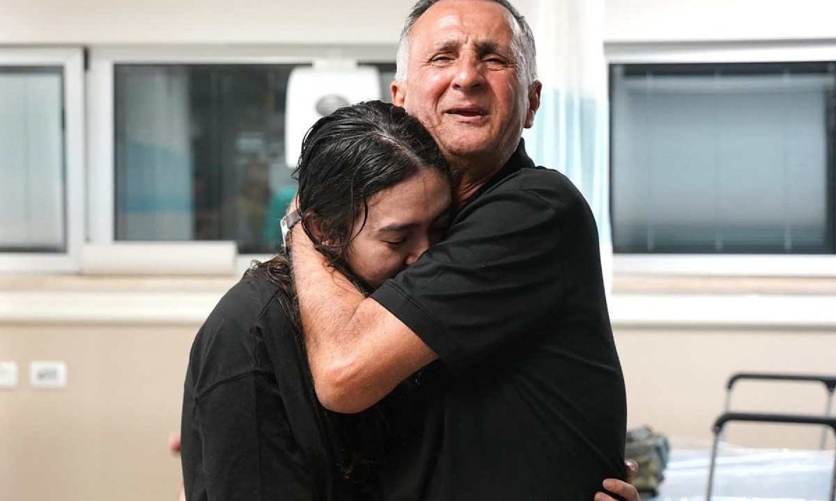 Noa Argamani, 26 anos, reencontra o pai, Yaakov, aniversariante do dia: foto do sequestro viralizou  -  (crédito: IDF/AFP)