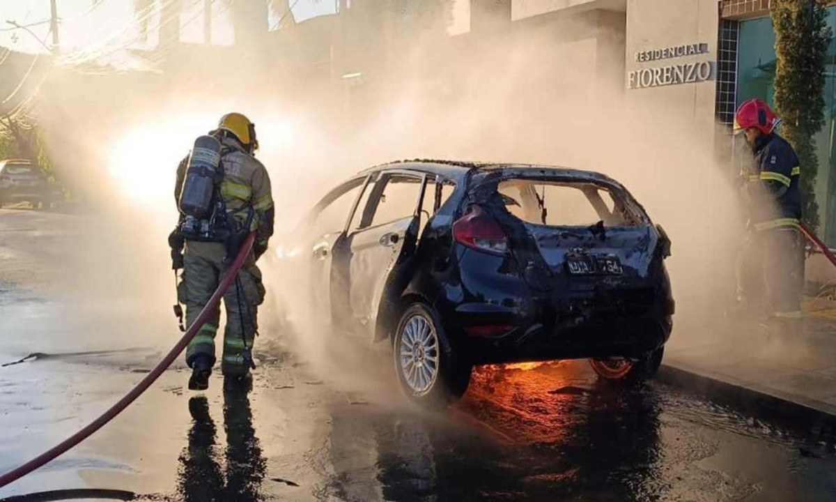 Ford Fiesta parou de funcionar e de repente fogo tomou conta do veículo precisando do acionamento dos bombeiros em Montes Claros -  (crédito: Sala de Imprensa/CBMMG)