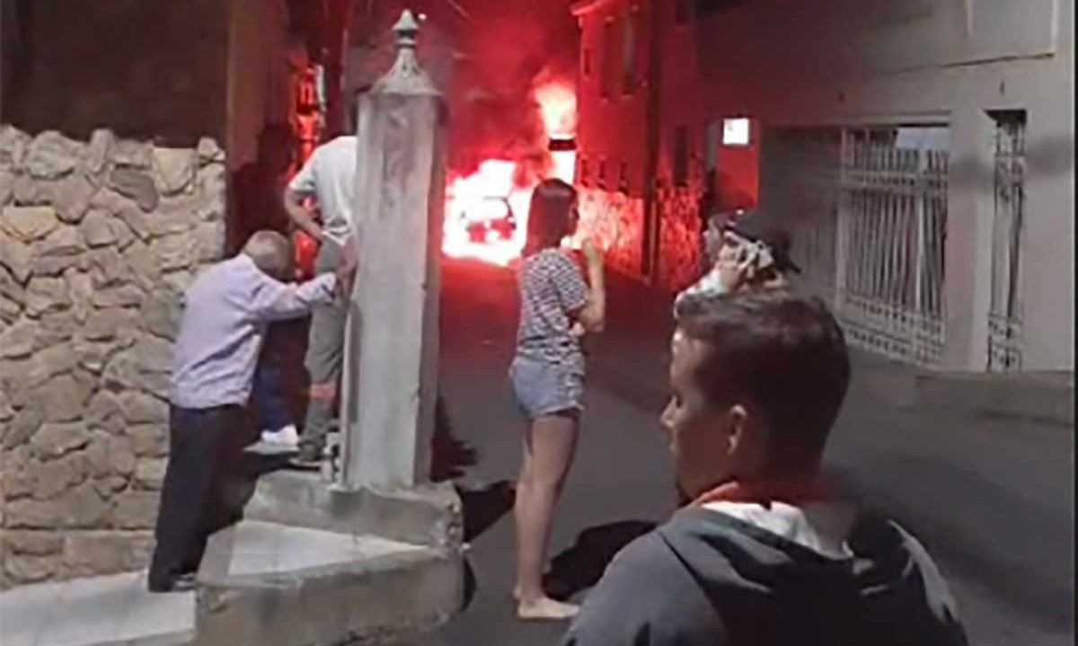 Carro pega fogo e atinge casas perto do centro Histórico de São João Del Rei