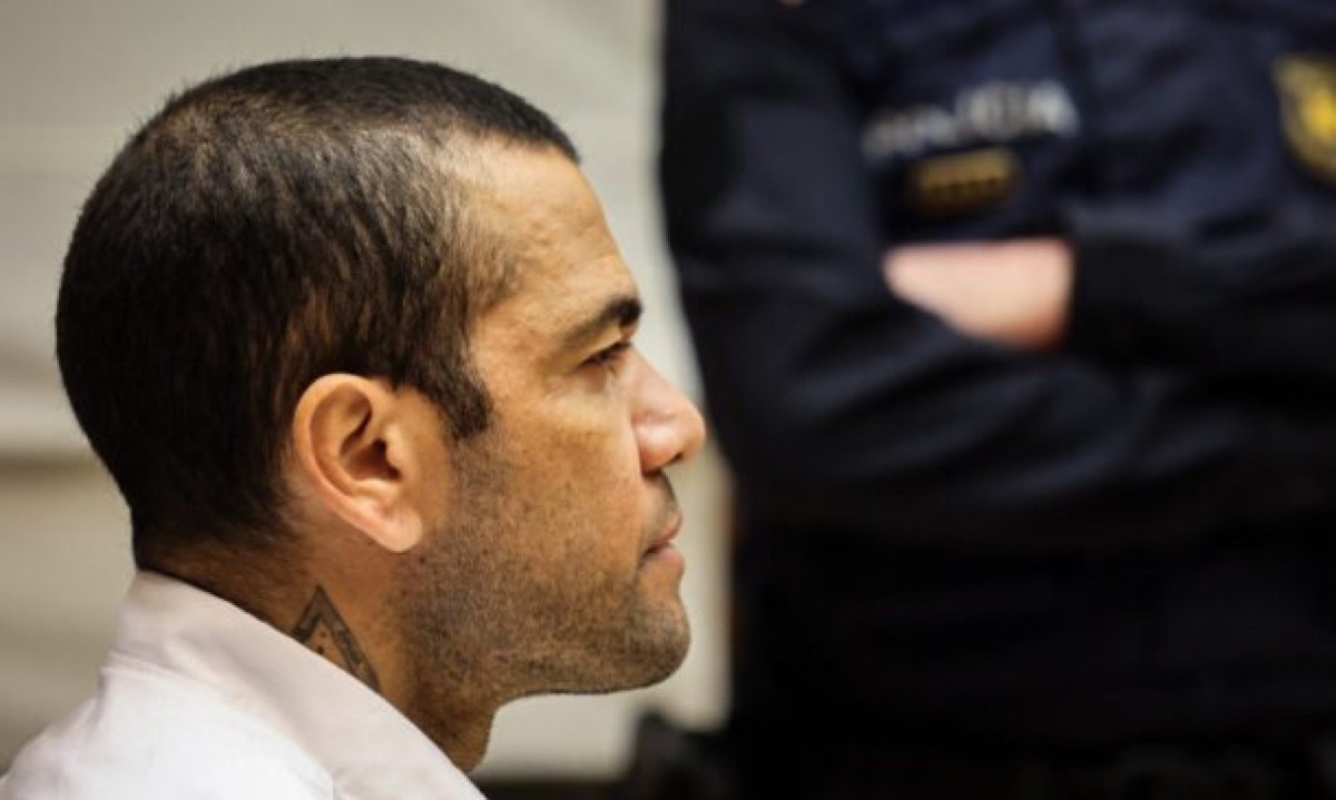 Ex-zagueiro do Atlético interage em postagem misteriosa de Daniel Alves -  (crédito: No Ataque Internacional)