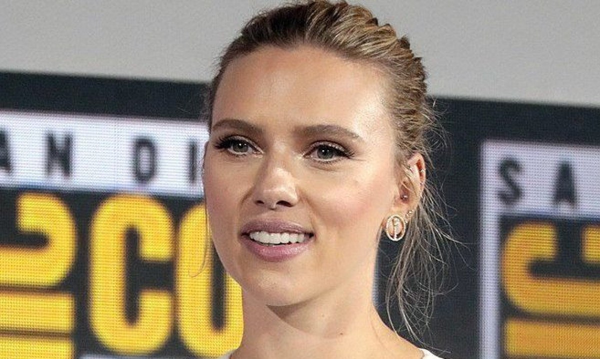 Scarlett j&aacute; tem uma ordem de restri&ccedil;&atilde;o contra o homem -  (crédito: wikimedia commons Gage Skidmore)