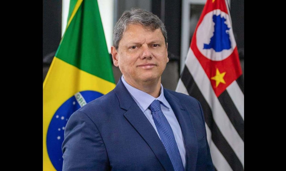 Tarcísio posa em frente a bandeiras do Brasil e de São Paulo -  (crédito: Ciete Silvério/Governo do Estado de SP)
