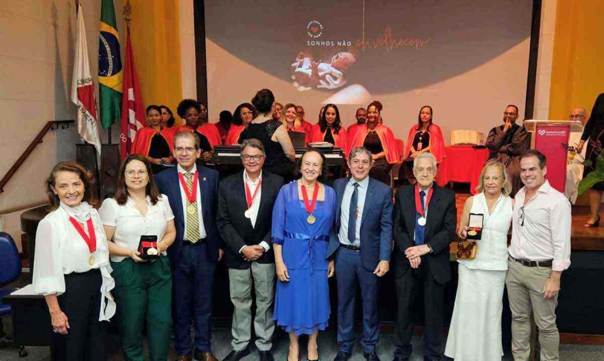 Os homenageados exibem a medalha Dr. Aloysio de Andrade Faria que receberam da Santa Casa BH -  (crédito: carolina temponi/divulgação)