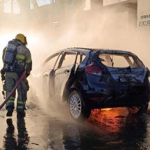 Carros pegam fogo e ameaçam casas no interior de Minas Gerais - Sala de Imprensa/CBMMG