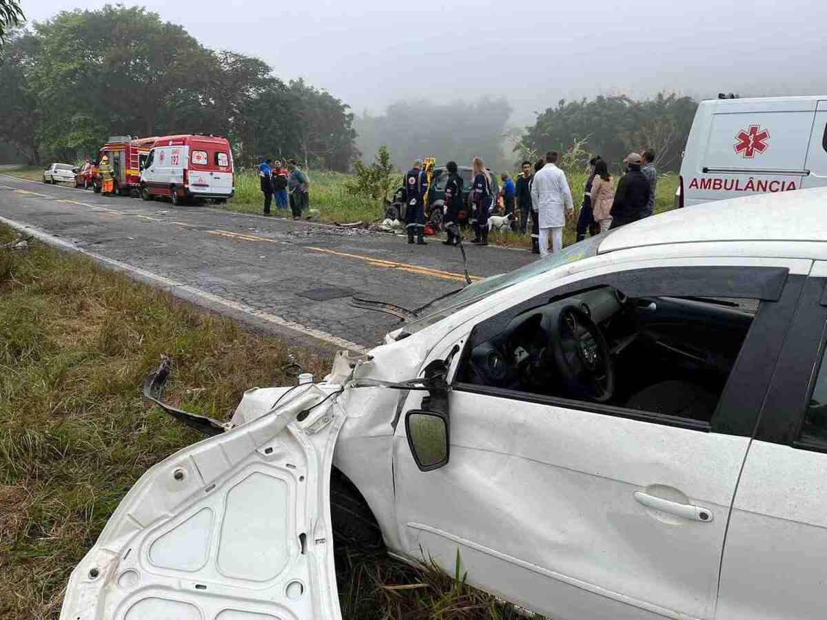 Batida entre três carros deixa 3 mortos e feridos na BR-267, em Minas - Corpo de Bombeiros