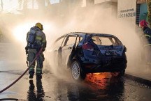 Carros pegam fogo e ameaçam casas no interior de Minas Gerais