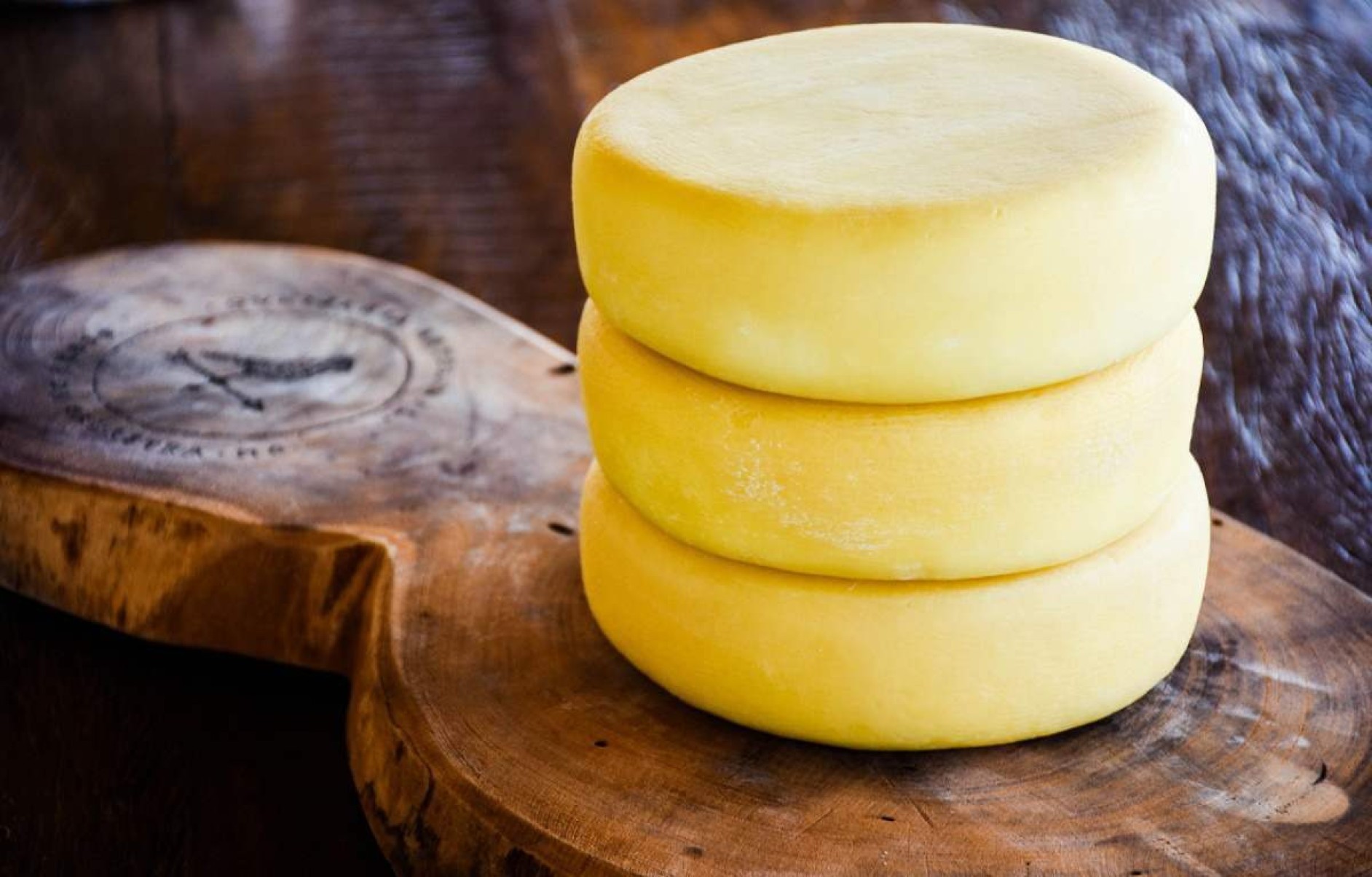 Três queijos artesanais empilhados