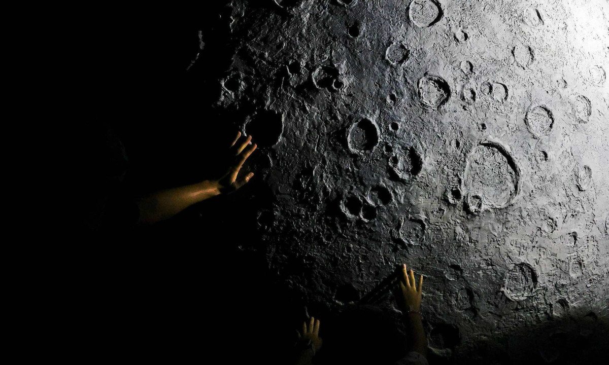 Uma imagem divulgada pela mídia estatal chinesa mostra uma sonda lunar carregando a bandeira do país -  (crédito:  EPA-EFE/REX/Shutterstock)