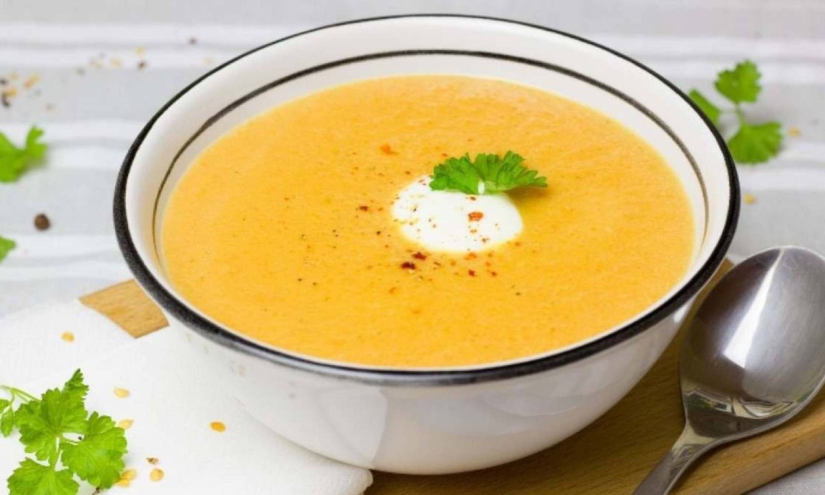 Caldo de mandioca com creme de castanha, ervas frescas e toque de pimenta 