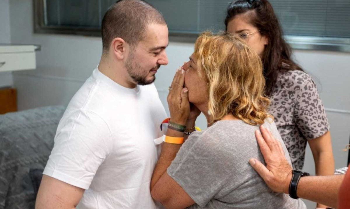 Ex-refém Almog Meir Jan, 22 anos, recebido por parente em Centro Médico, depois de ser salvo pelo Exército de Israel dos terroristas do Hamas -  (crédito: Israeli Army / AFP   )