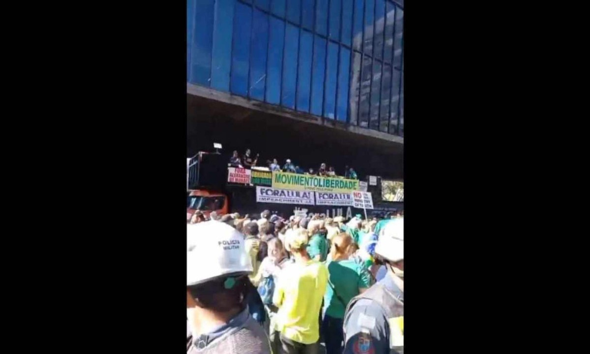 Manifestação convocada por bolsonaristas, como Carla Zambelli e Marcel Van Hattem, na Avenida Paulista pediu impeachment de Lula e de Alexandre de Moraes -  (crédito: Reprodução/Redes Sociais)