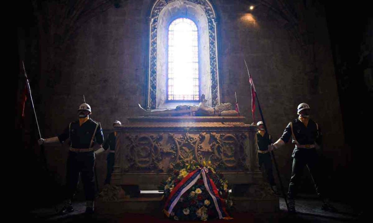 O dia 10 de junho marca o aniversário de morte de Luís Vaz de Camões, cujo túmulo está em Lisboa -  (crédito: PATRICIA DE MELO MOREIRA/AFP )