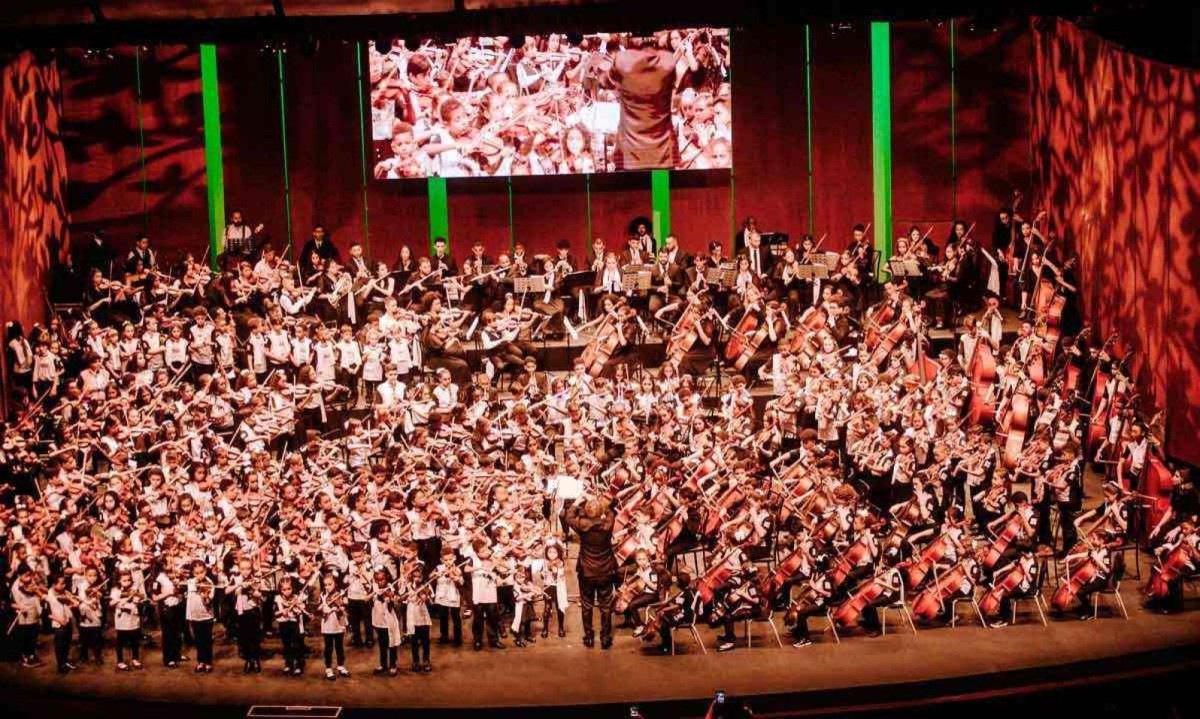 A Orquestra Jovem das Gerais durante apresentação no Palácio das Artes -  (crédito: guilherme leite/divulgação)