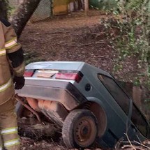 Idoso morre em carro que caiu em vala de córrego com esgoto em Bambuí - Sala de Imprensa/CBMMG