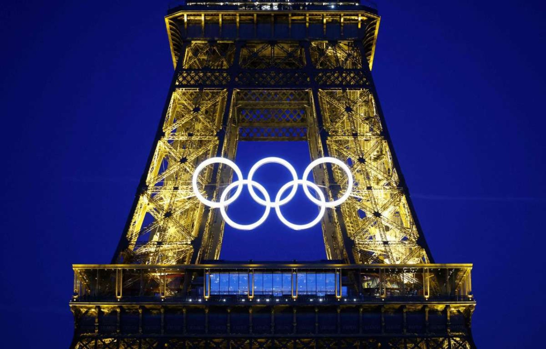 Torre Eiffel com anéis olímpicos dos jogos