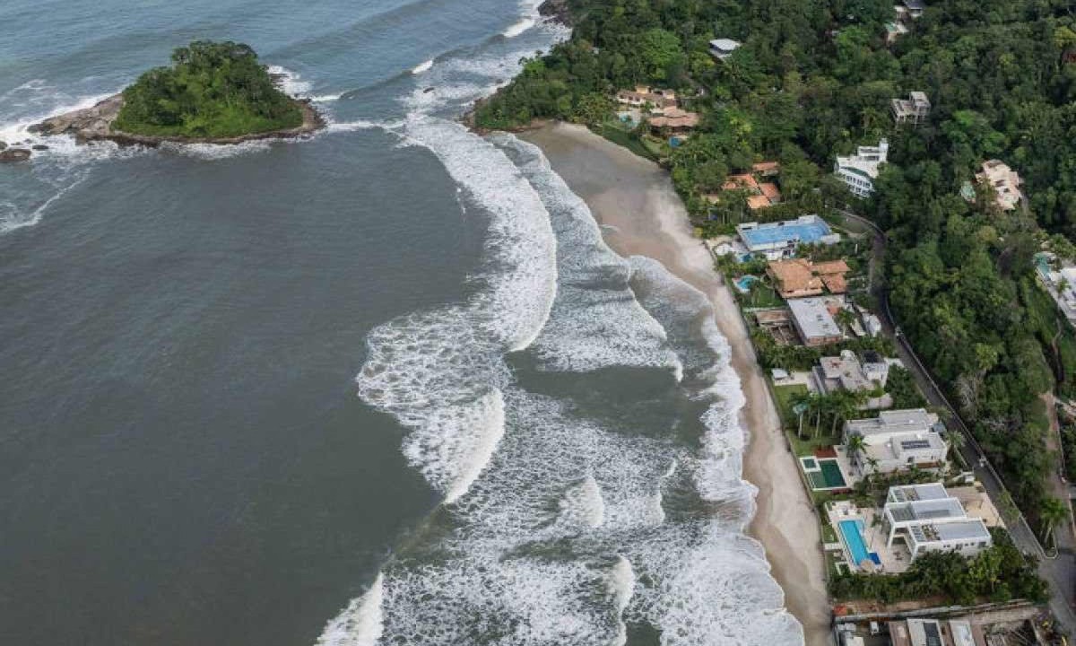 Com acesso restrito aos moradores, a Praia de Tijucopava, no Guarujá vigilantes monitoram a entrada de visitantes -  (crédito: Adriano Vizoni/Folhapress)