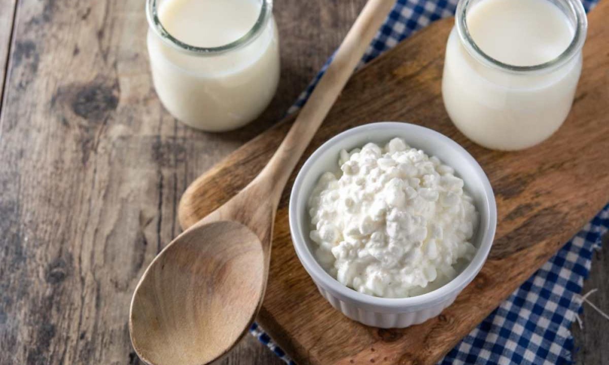 O kefir é uma bebida fermentada rica em probióticos, produzida a partir da fermentação de grãos de kefir em leite ou água açucarada -  (crédito: chandelervid85/Freepik)