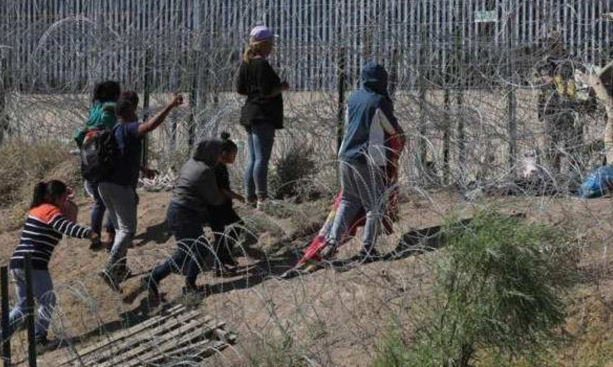 Trump defende que os EUA devem construir um muro para evitar migração para o país -  (crédito: Getty Images)