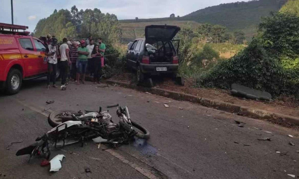 Carro invadiu a contramão em uma curva e bateu de frente com a moto ocupada por dois adolescentes, de 15 anos -  (crédito: Divulgação / PMMG)