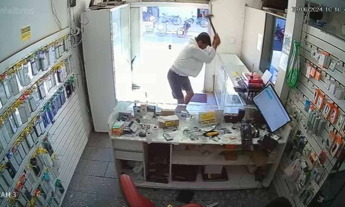 Homem usou  marreta para destruir vitrine, celulares, computador e outros objetos de loja. -  (crédito: redes sociais/divulgação)