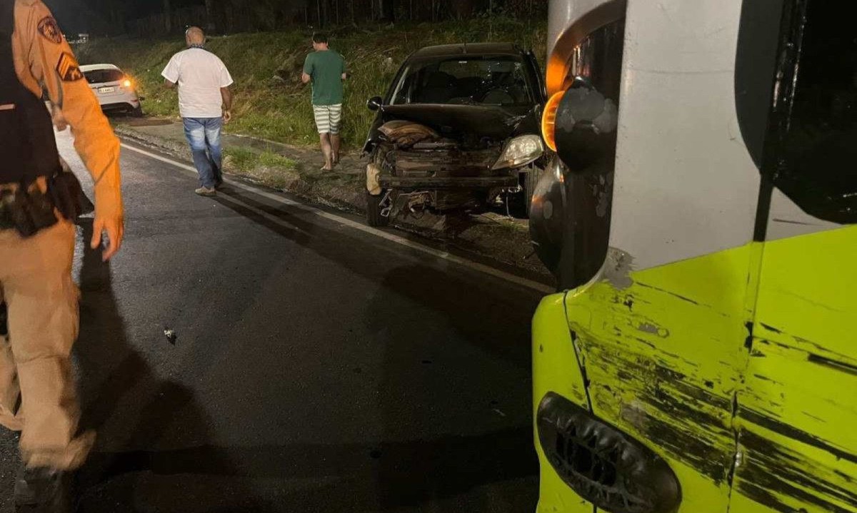 Uma faixa da marginal do Anel segue interditada. PMRv ajuda na sinalização -  (crédito: Wellington Barbosa/EM/D.A. Press)