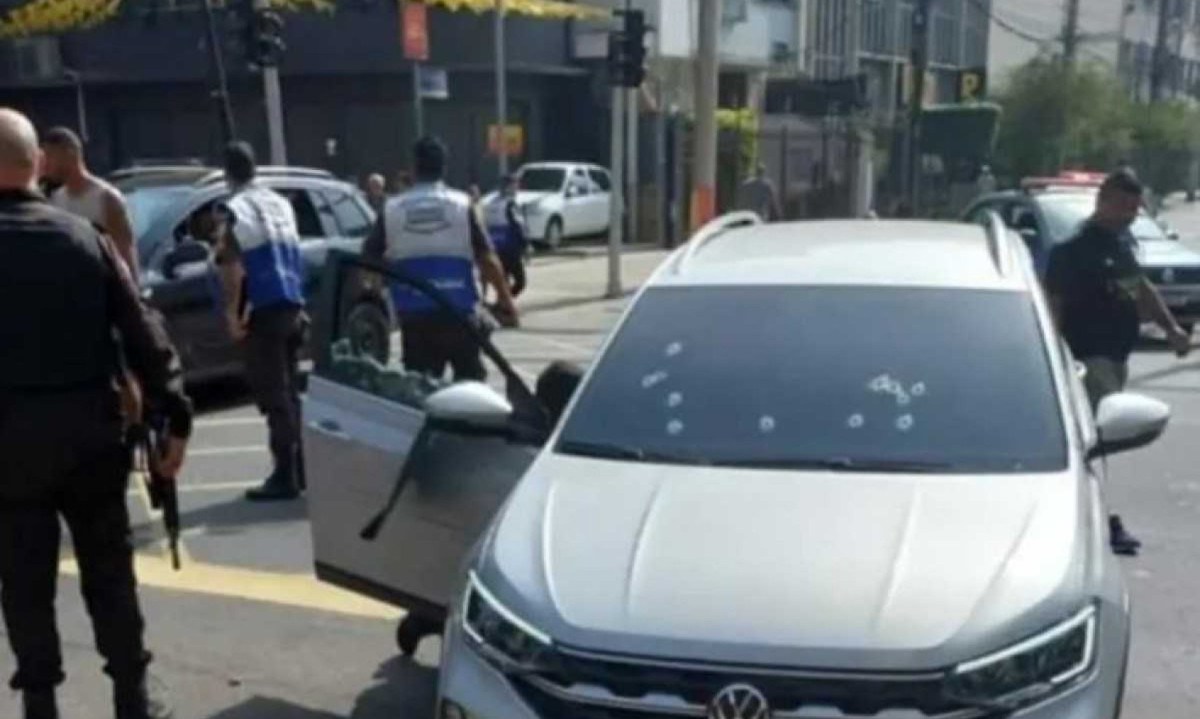 Carro de dono de bar, baleado mais de 20 vezes, em Vila Isabel, no Rio de Janeiro -  (crédito: reprodução/redes sociais)