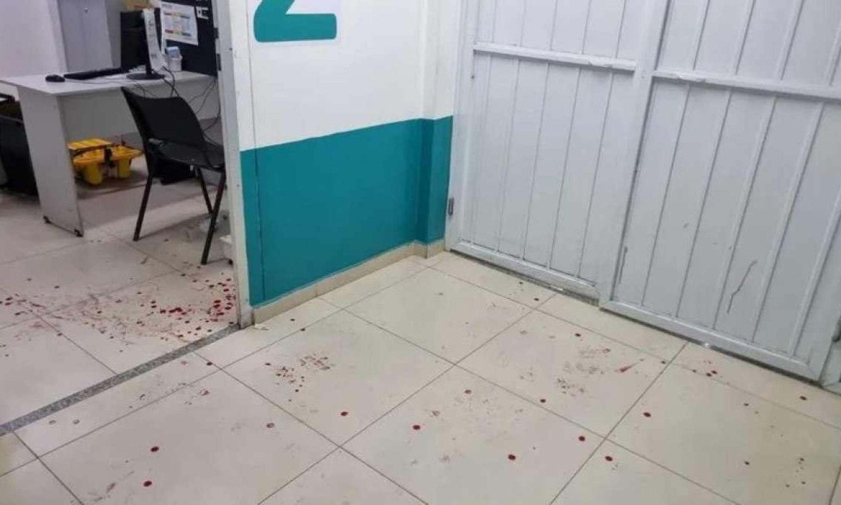 Chão da UPA ficou sujo de sangue por causa do tiroteio -  (crédito: reprodução/redes sociais)