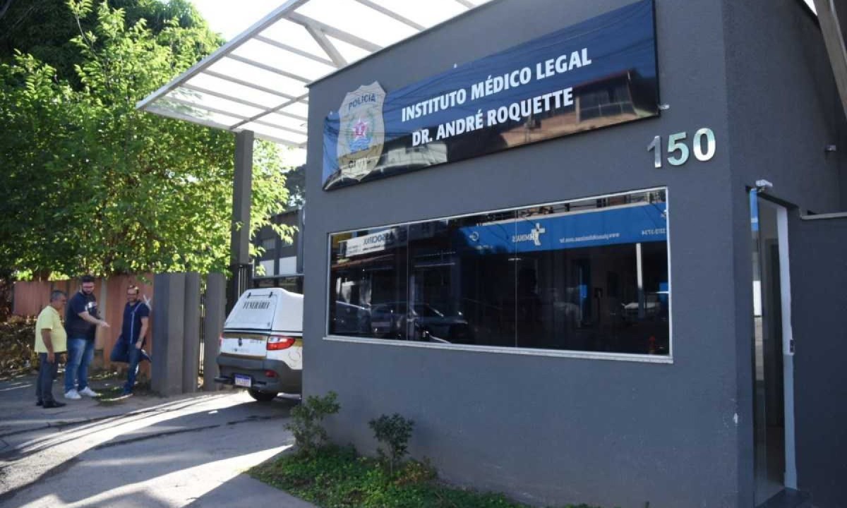 Fachada do IML onde está o corpo do menor que morreu de desnutrição -  (crédito: Gladyston Rodrigues/EM)