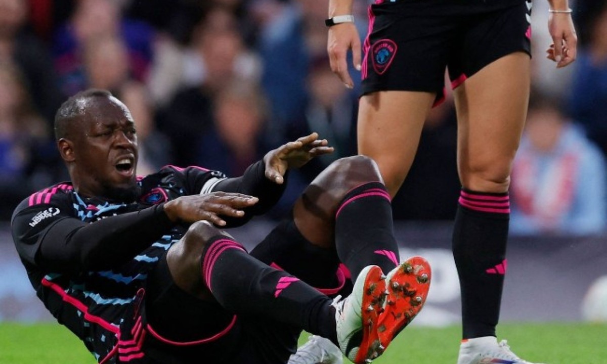 Usain Bolt sofre lesão e deixa campo de maca em jogo com astros do futebol -  (crédito: No Ataque Internacional)