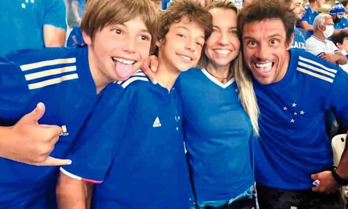 Unidos pelo Cruzeiro: os filhos Benício e Lorenzo, a esposa Bruna e o ex-volante Fabrício, agora profissional das categorias de base celeste -  (crédito: Arquivo pessoal/divulgação)