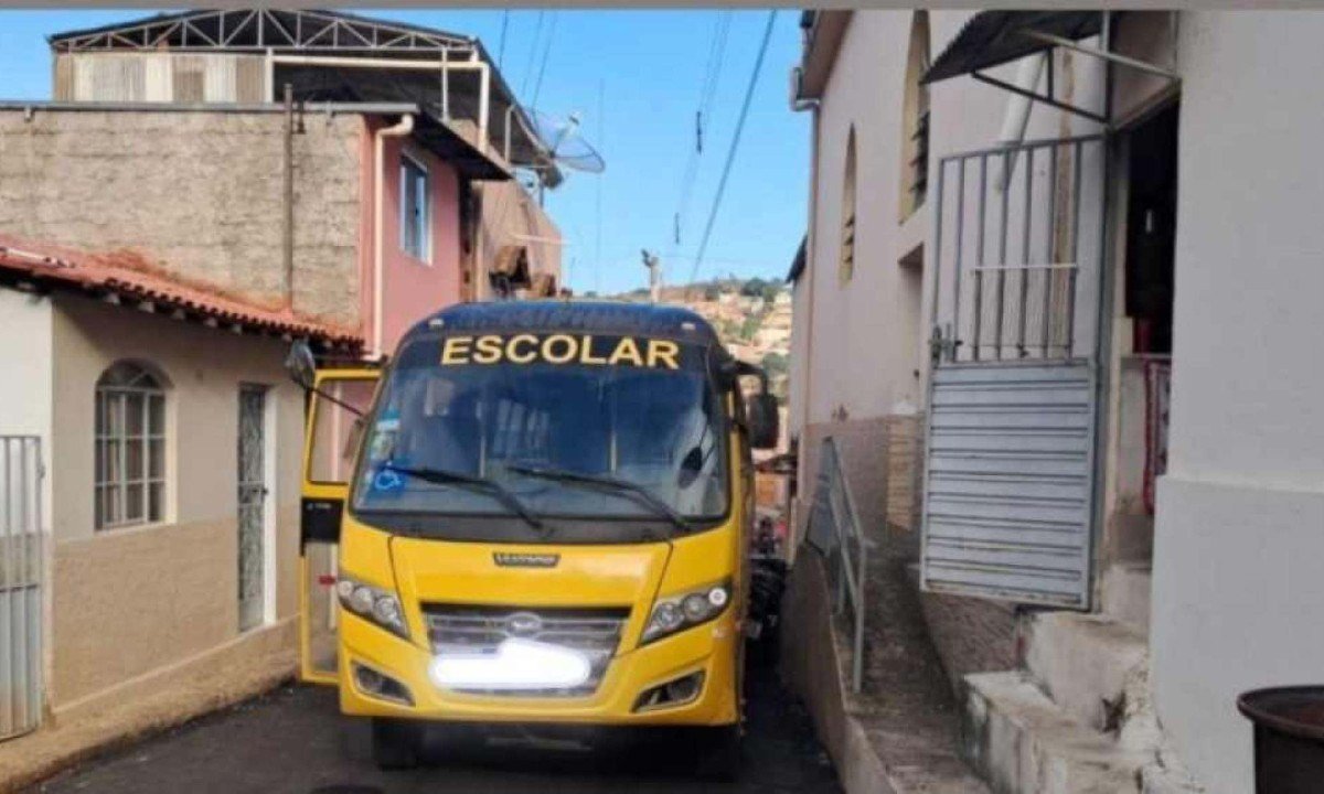 O veículo foi localizado após registro de um acidente de trânsito entre o escolar furtado e uma moto -  (crédito: Divulgação 62° BPM da Polícia Militar de Minas Gerais)