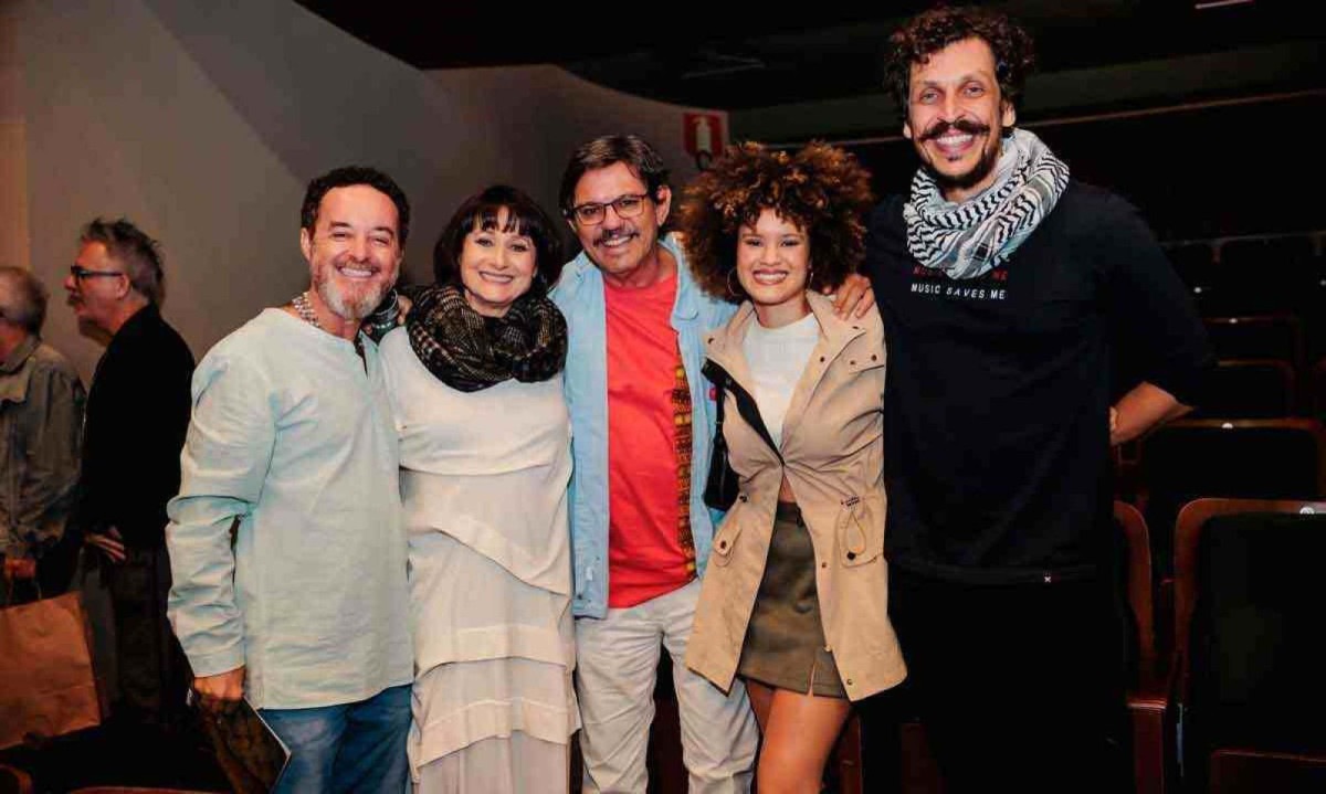 Glicério Rosário, Zezé Polessa, Chico Pelúcio, Malu Dimas e Beto Militani, colegas na TV, se viram novamente no teatro
 -  (crédito: Julia Lanari/Divulgação)