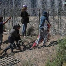 O cálculo eleitoral de Biden ao restringir imigração ilegal na fronteira com México - Getty Images